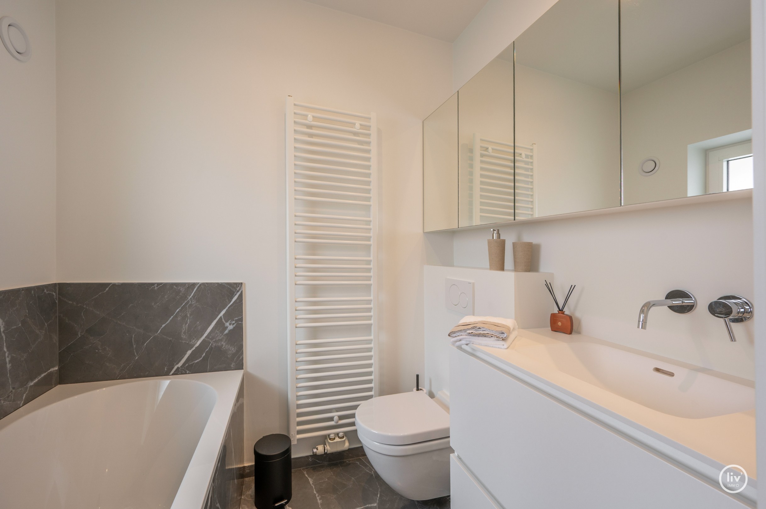 Recent gerenoveerd hoekappartement in een villaresidentie op enkele passen van de zee 