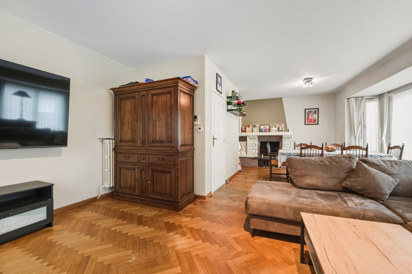 Instapklare, lichtrijke bel-etage woning met ruime garage en terras op centrale ligging 