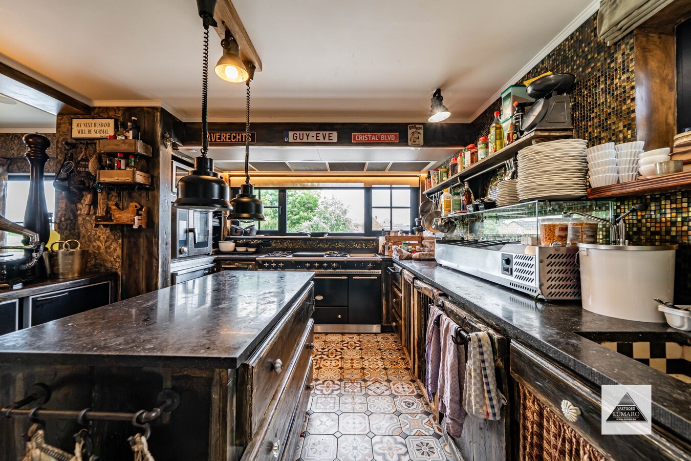 Schitterend horecapand met privé parking en vakantiewoning 