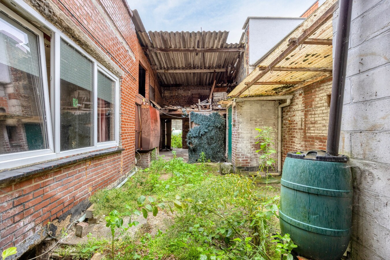 Te renoveren pand met woonst met pitoreske  voorgevel. "Önger de Poart". 