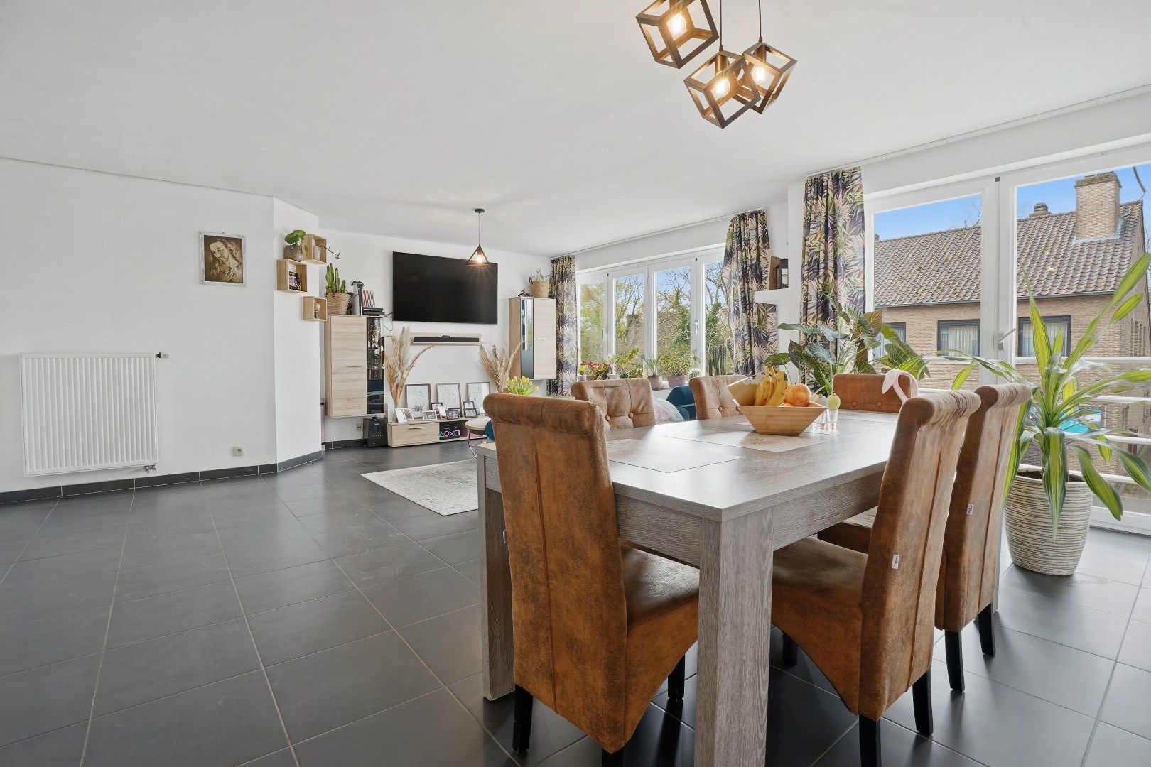 Recent appartement met privatieve tuin (346m²)  en ruim terras (40m²) in het centrum van Woumen! 
