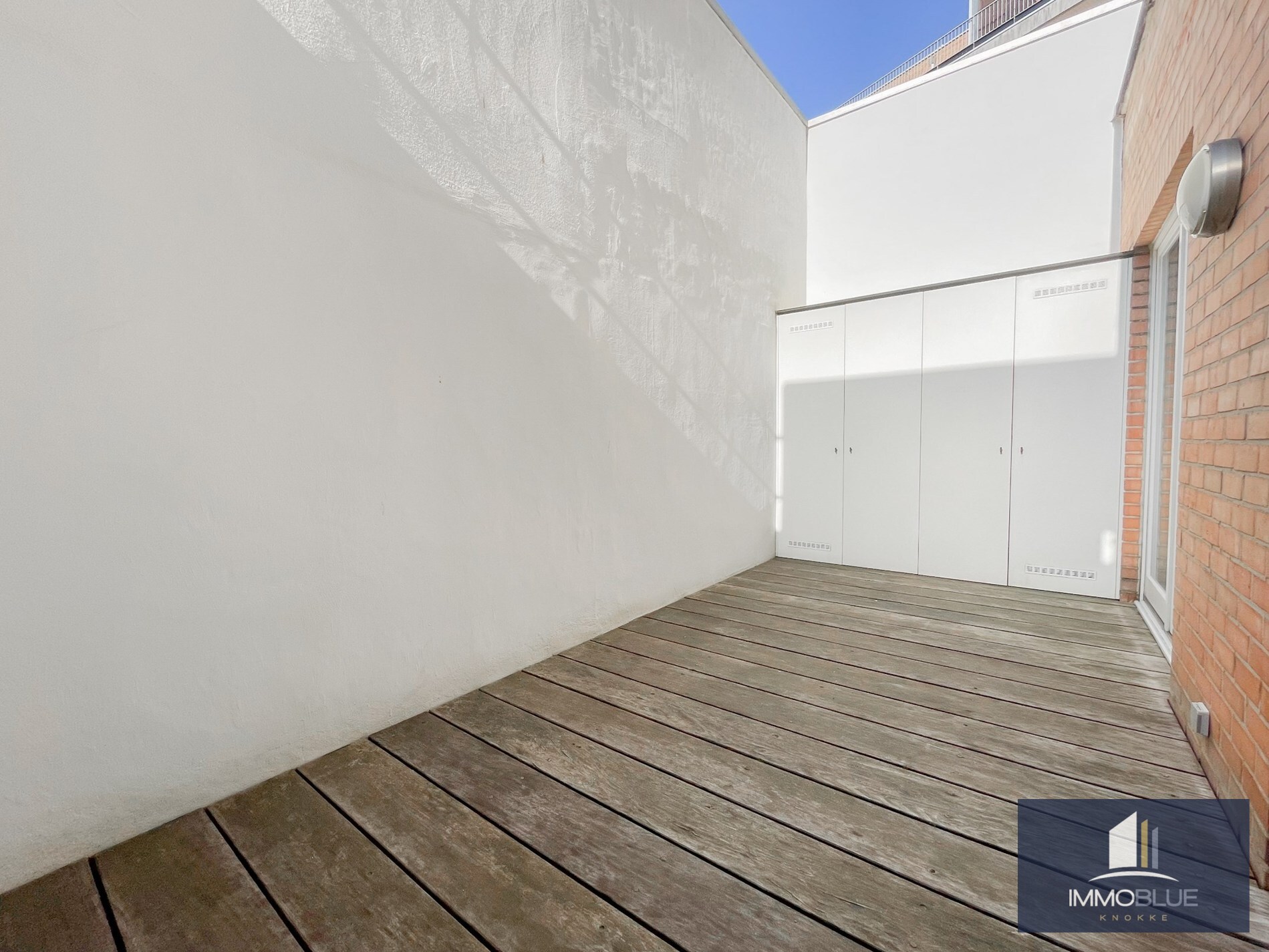 Stijlvol, instapklaar appartement met een ruim terras gelegen aan het Lichttorenplein op enkele passen van de zee. 