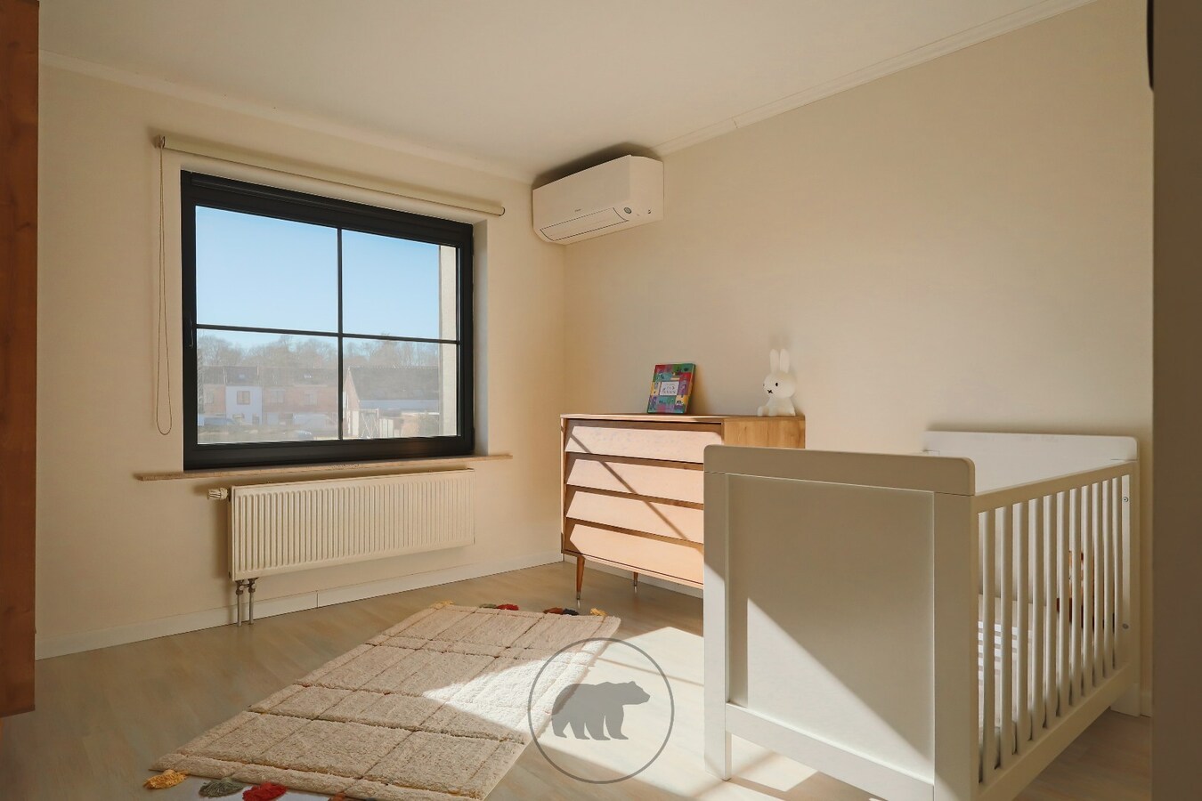 Instapklare en voortreffelijke gezinswoning, zuidgerichte tuin en 4 garageboxen 