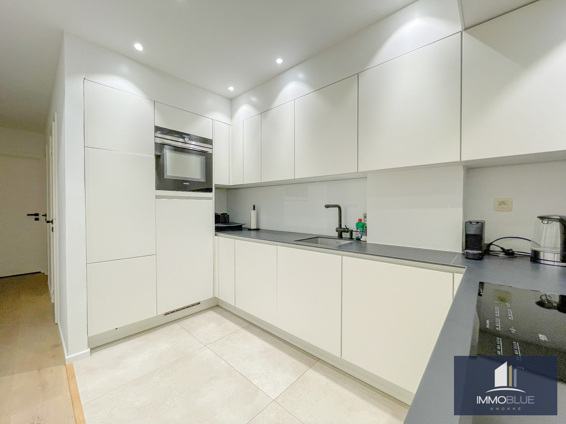 Appartement entièrement rénové, situé à deux pas de la mer. 