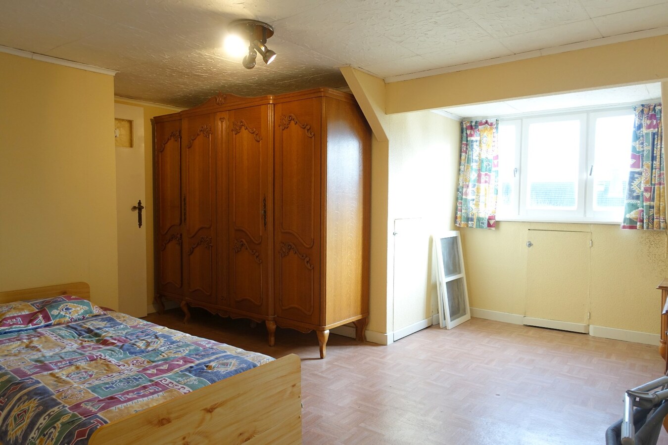 Rustig gelegen instapklare rijwoning met nabij gelegen garagebox 