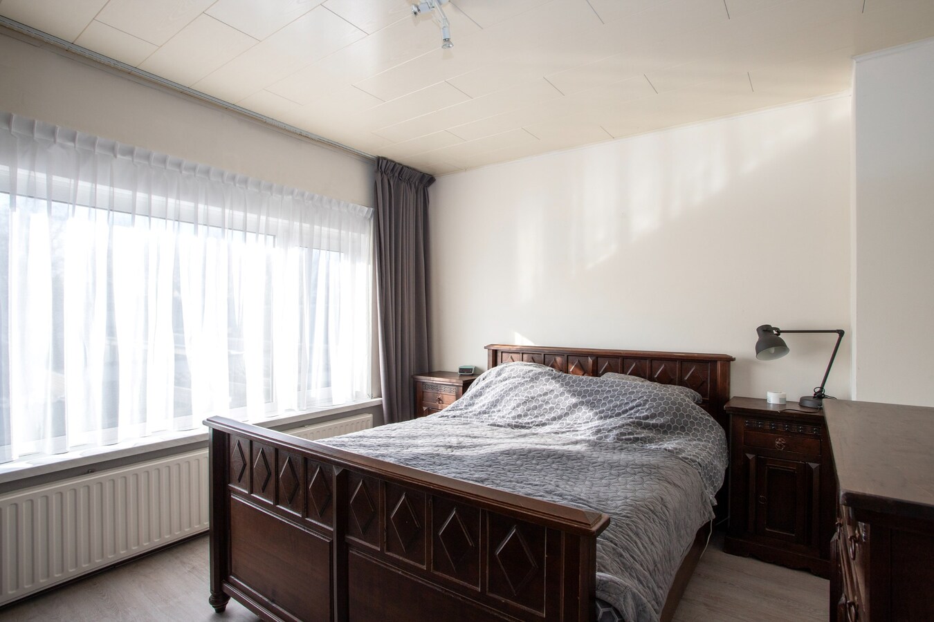 Uitgebouwde middenwoning met grote berging (28 m2) gelegen in een gewilde woonwijk in Bladel. 