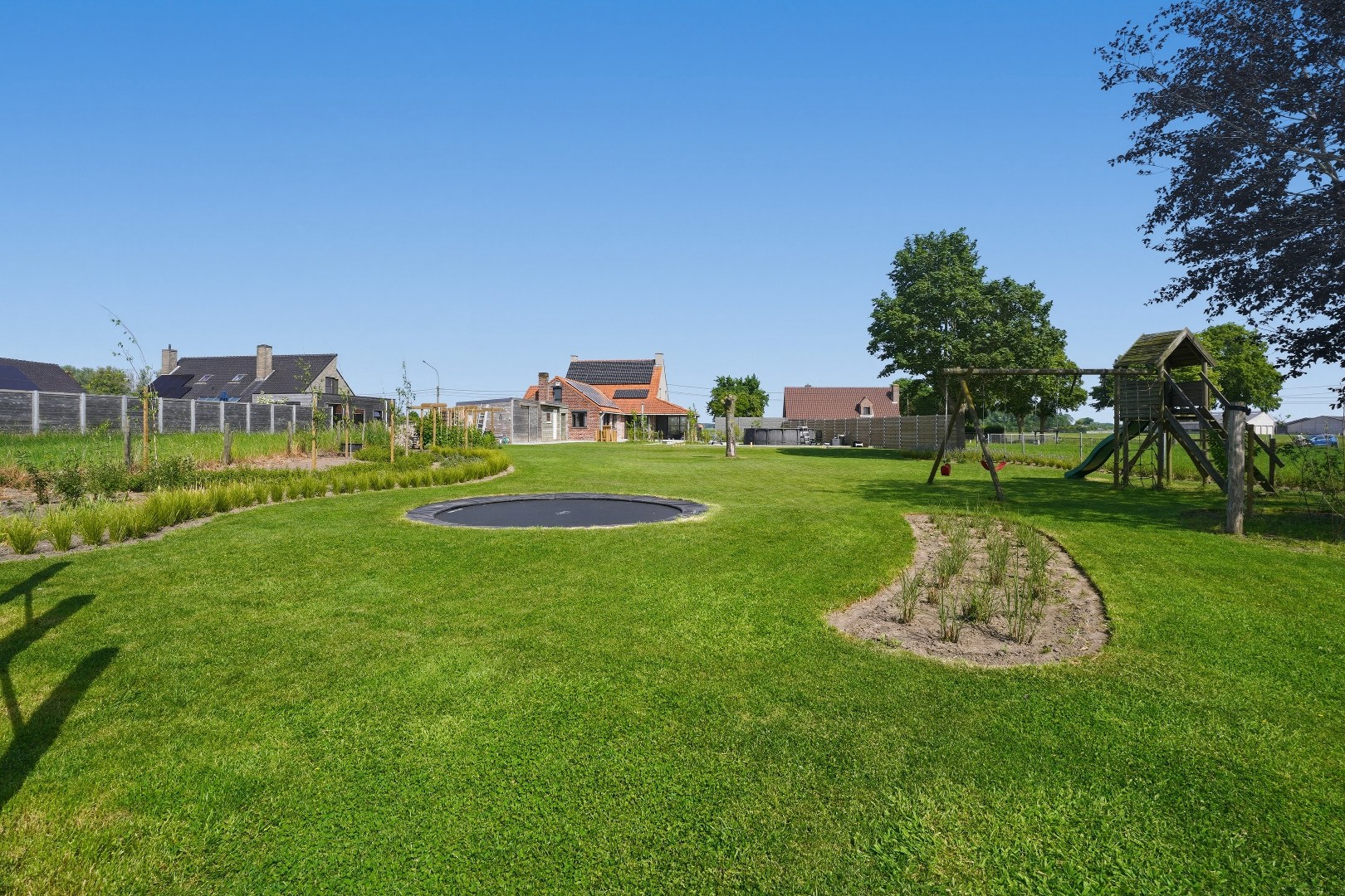 Instapklare open bebouwing met 5 slaapkamers op 1919m² te Merkem. 