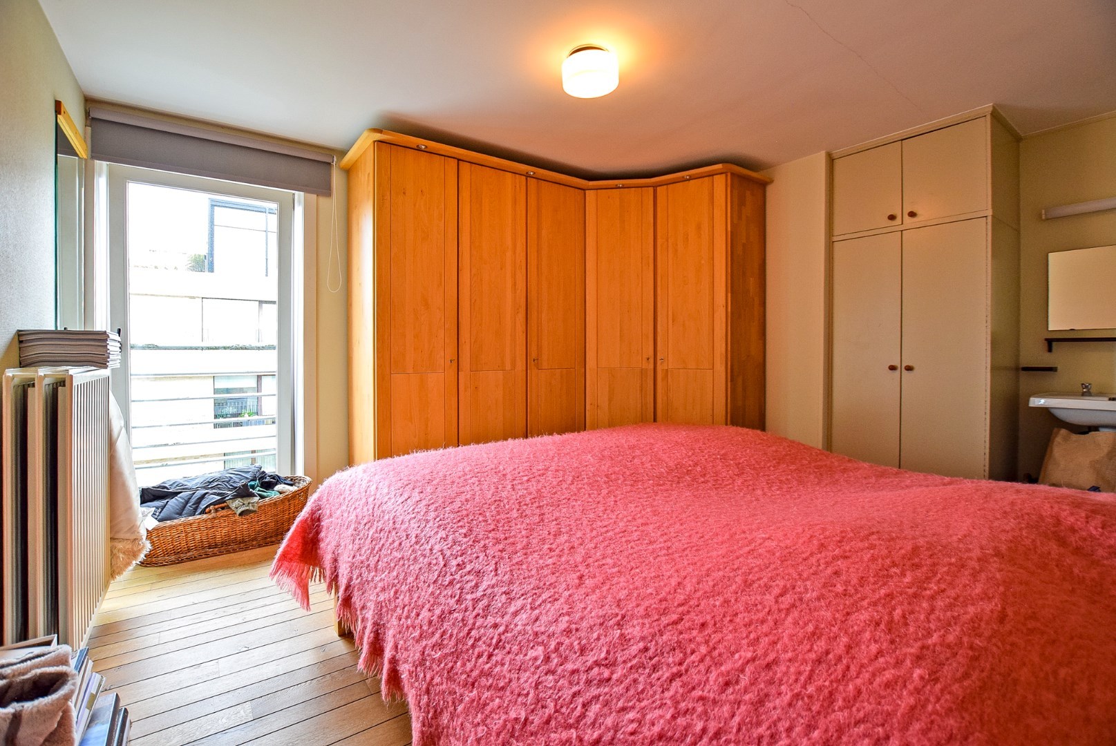 Goed gelegen kantoorruimte / praktijkruimte met woonst te Oostduinkerke op 749m². 