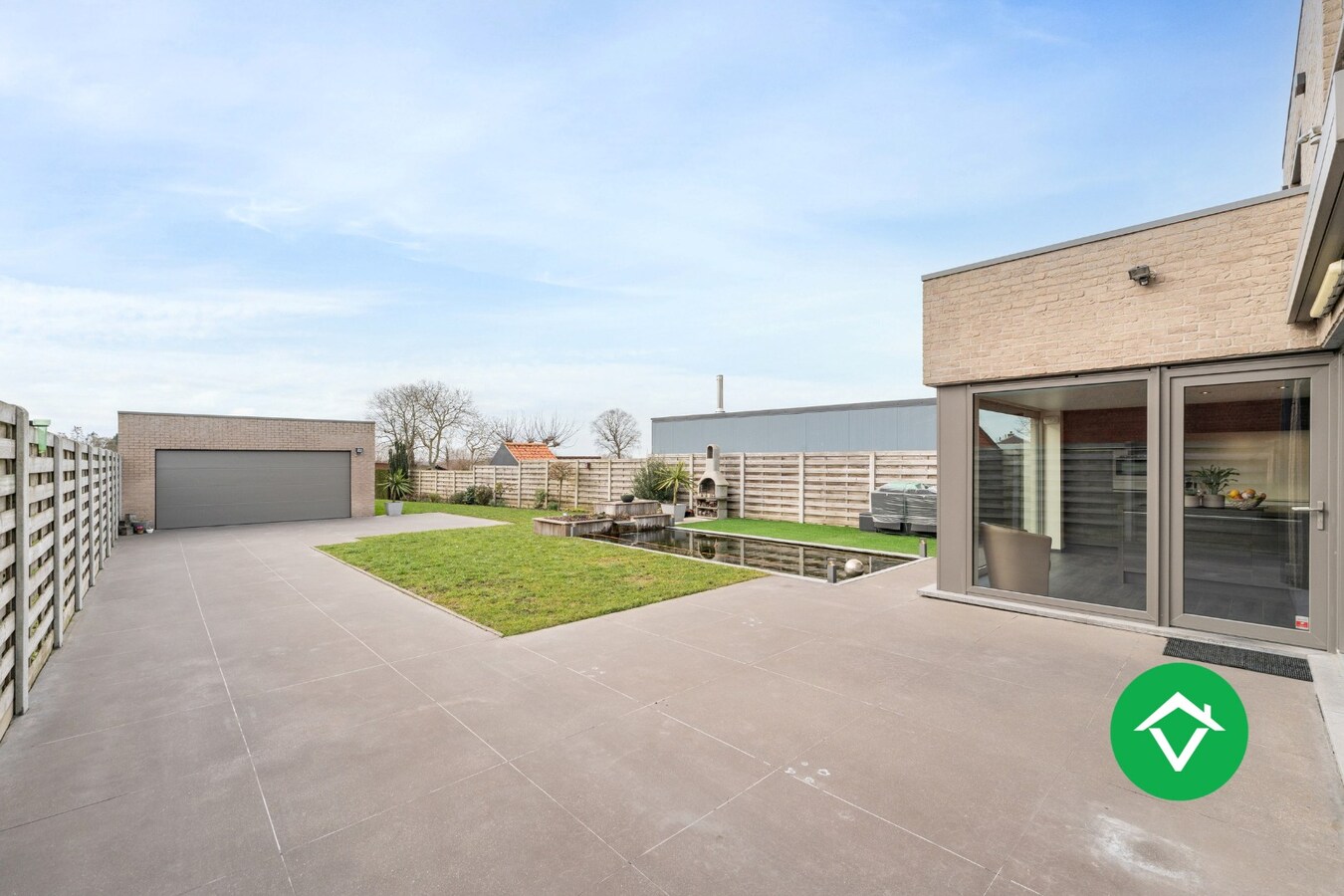 Alleenstaande woning met 4 slaapkamers en garage te Aartrijke 