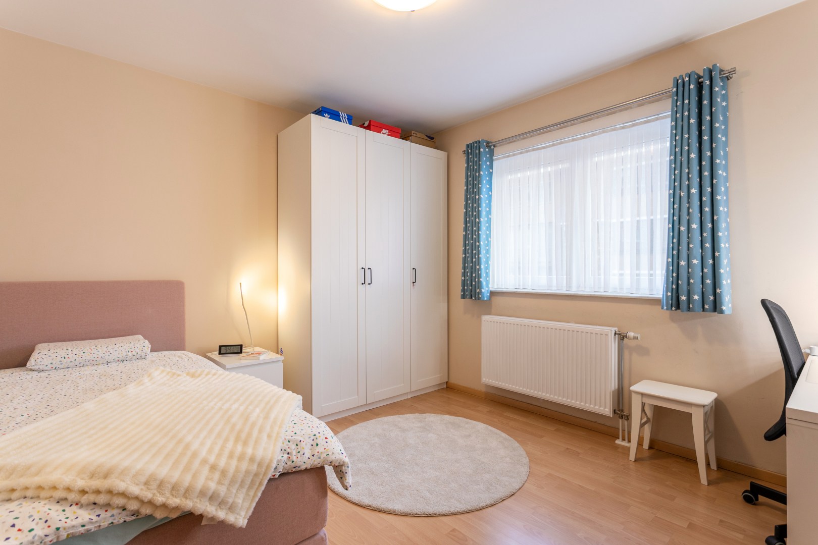 Instapklaar gelijkvloers appartement met 2 slaapkamers, garagebox en ruim terras (35 m²) aan TOP ligging in Halle 