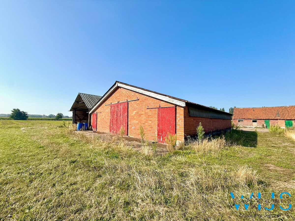 Op te frissen bungalow met 36.274m² grond te Oosteeklo ! 