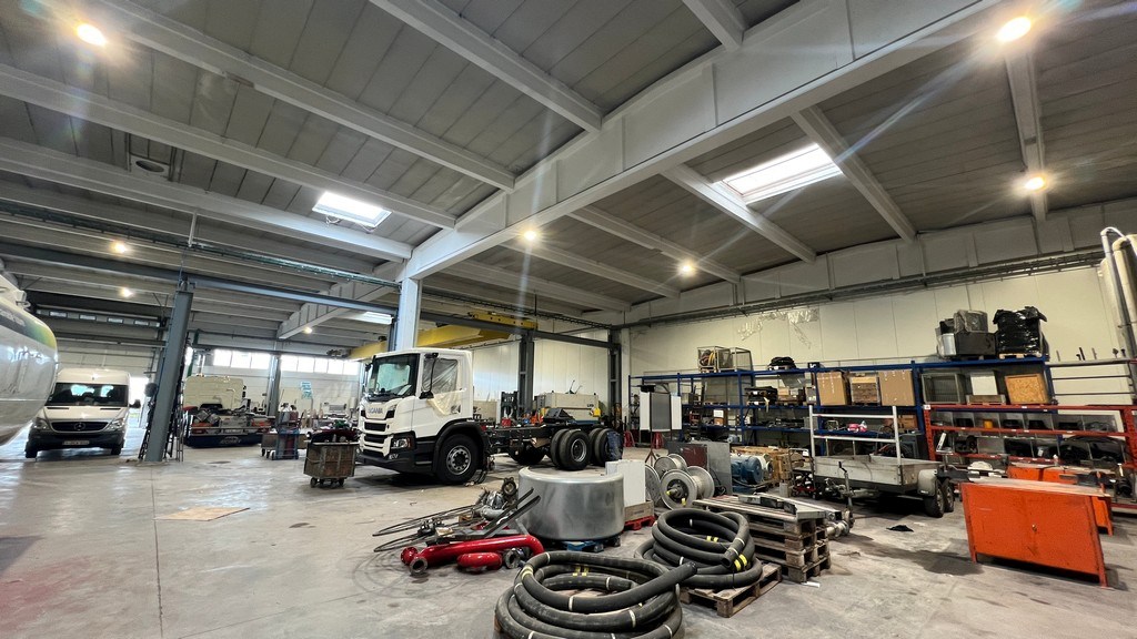 Magazijn met rolbrug en kantoren nabij N47 in Zele