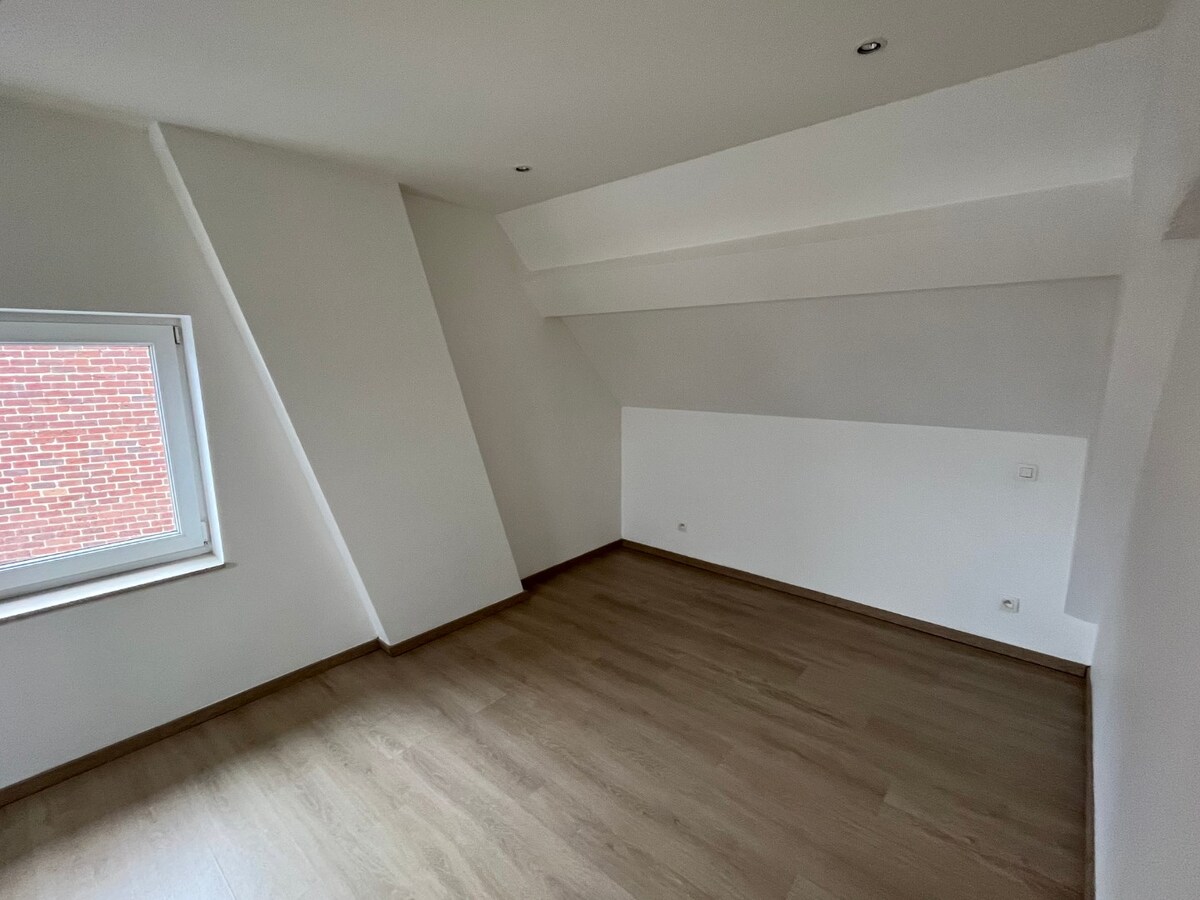 Bijzonder ruime, praktisch ingedeelde gezinswoning 