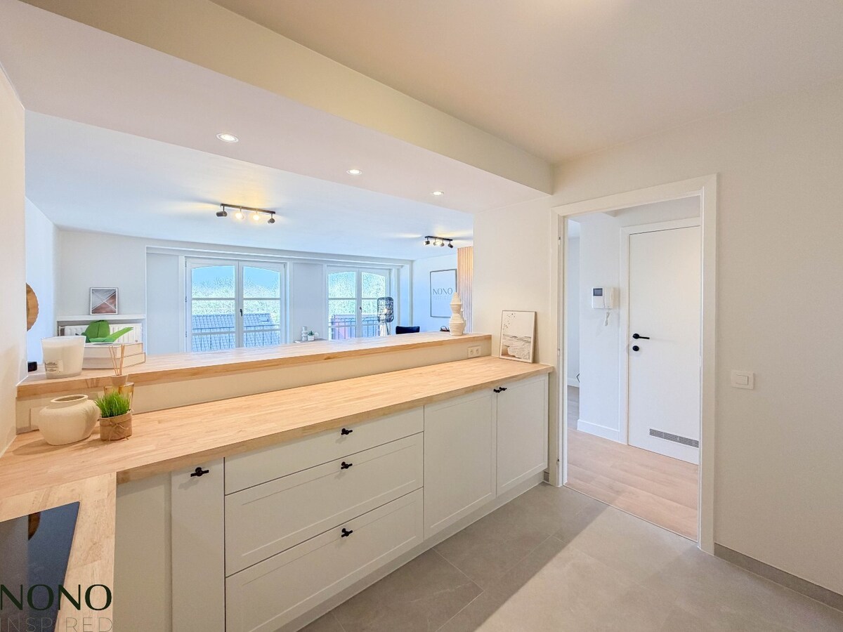 Fantastisch 2-slaapkamer appartement met staanplaats en terras pal in de Doorniksewijk ! 