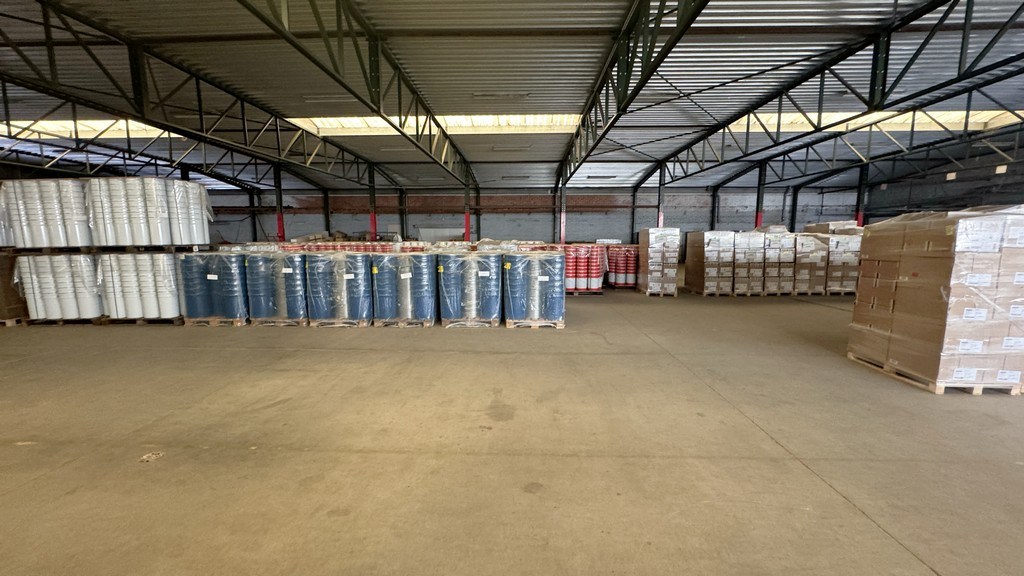 Loods met kantoor te huur nabij E313 in Wommelgem