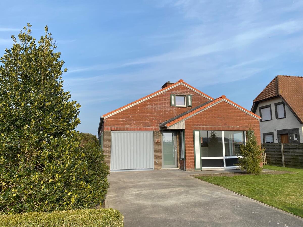 Rustig gelegen alleenstaande woning met 3 slaapkamers op 920 m² te Koekelare 