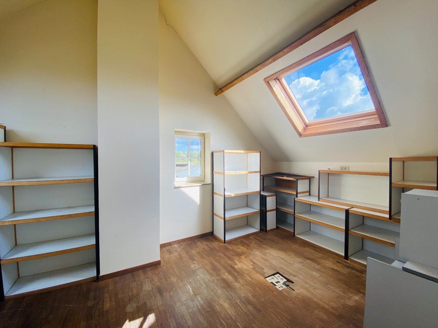 Instapklare polyvalente ruimte van 90 m² in loft-stijl op een groene locatie! 