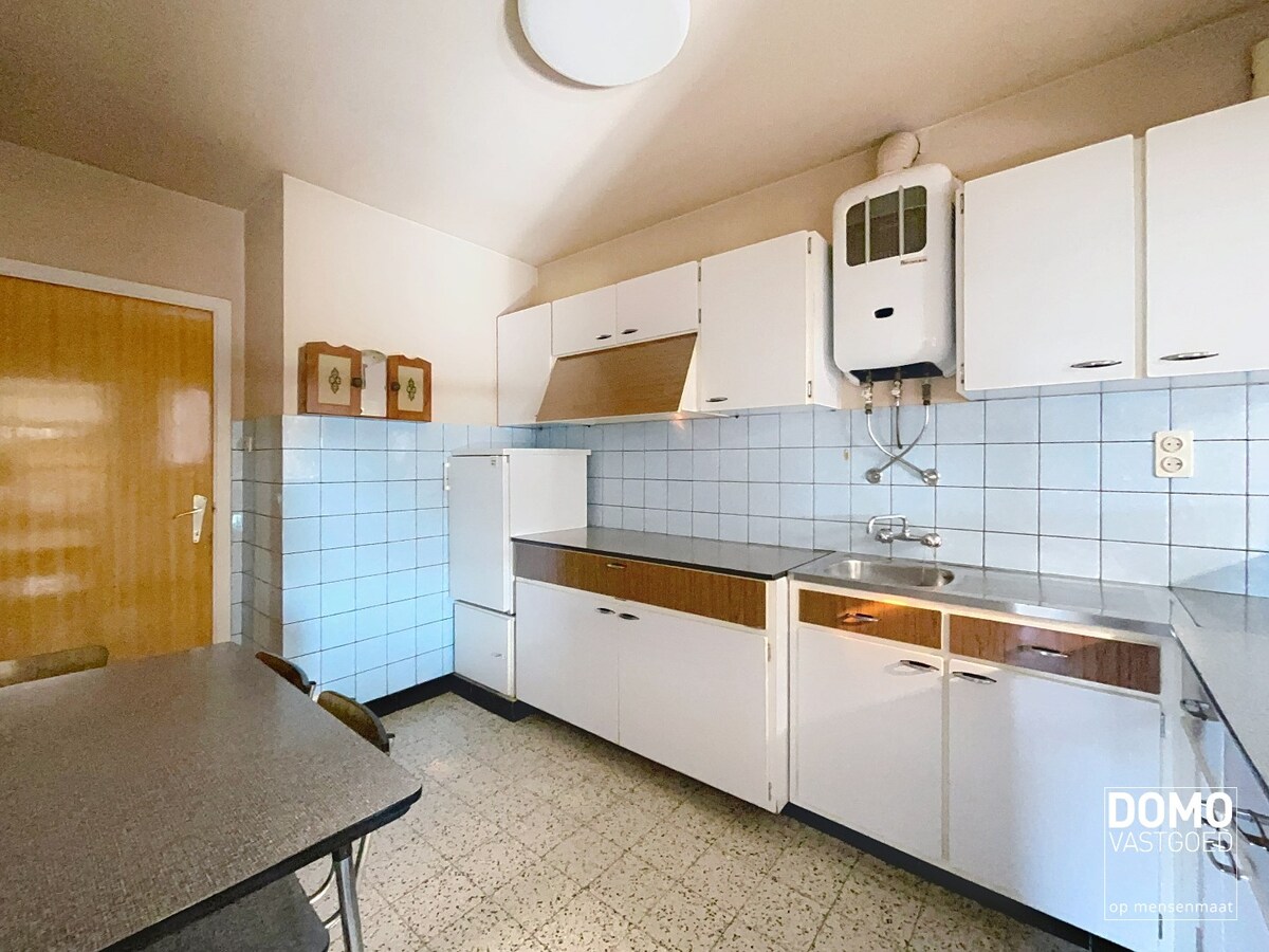 Te renoveren ruime open bebouwing, gelegen te Berbroek. 