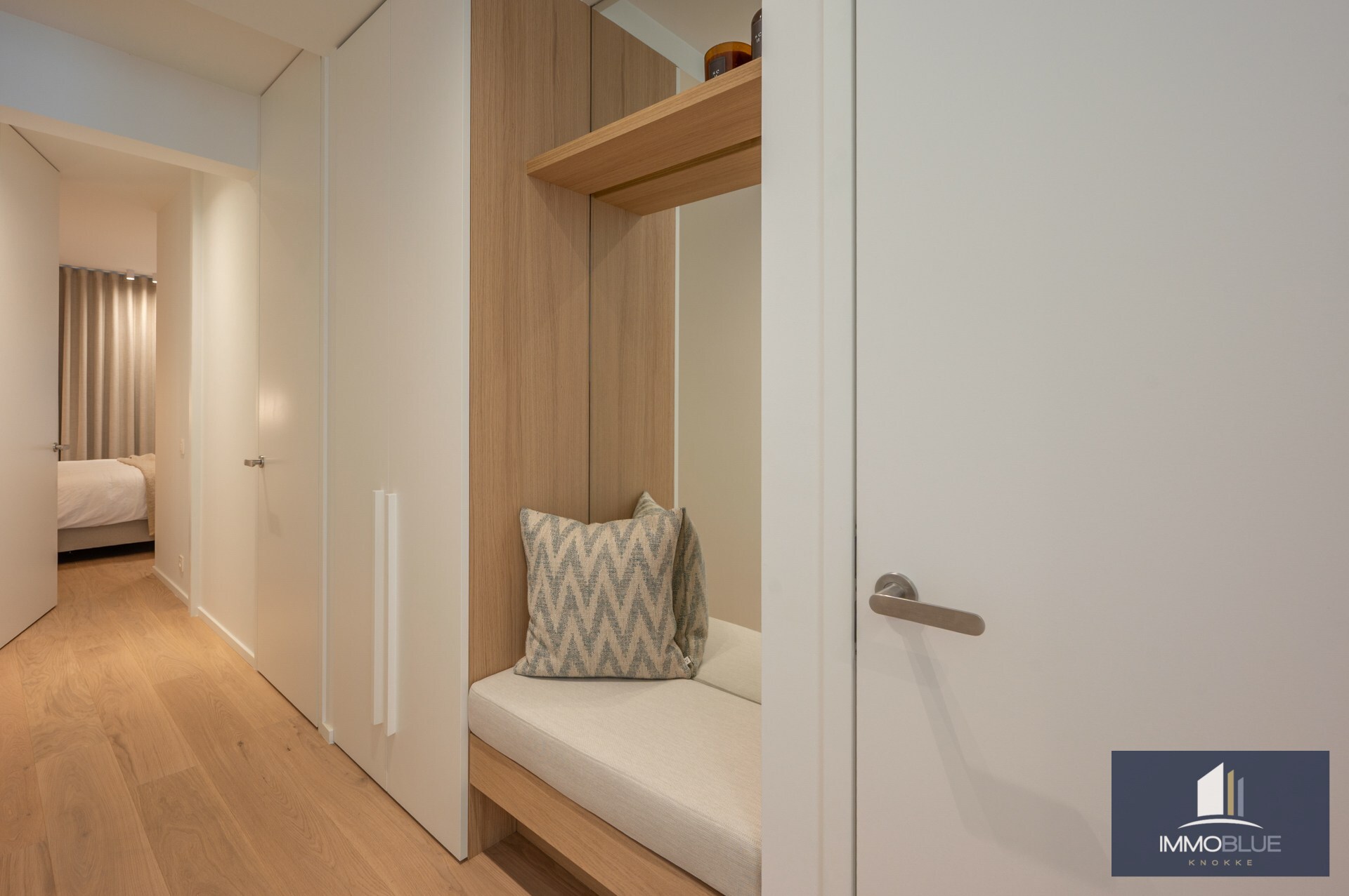 Prachtig gerenoveerd drie-slaapkamerappartement op een toplocatie vlak bij de Zeedijk en genietend van een zijdelings zeezicht. 