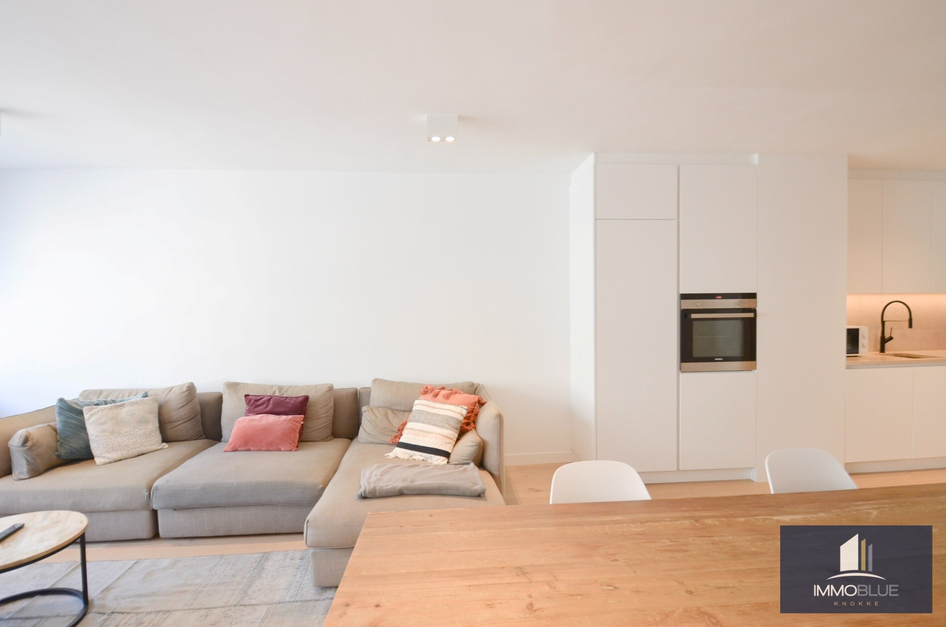 Volledig gerenoveerd, lichtrijk appartement op wandelafstand van zee en het commercieel centrum. 