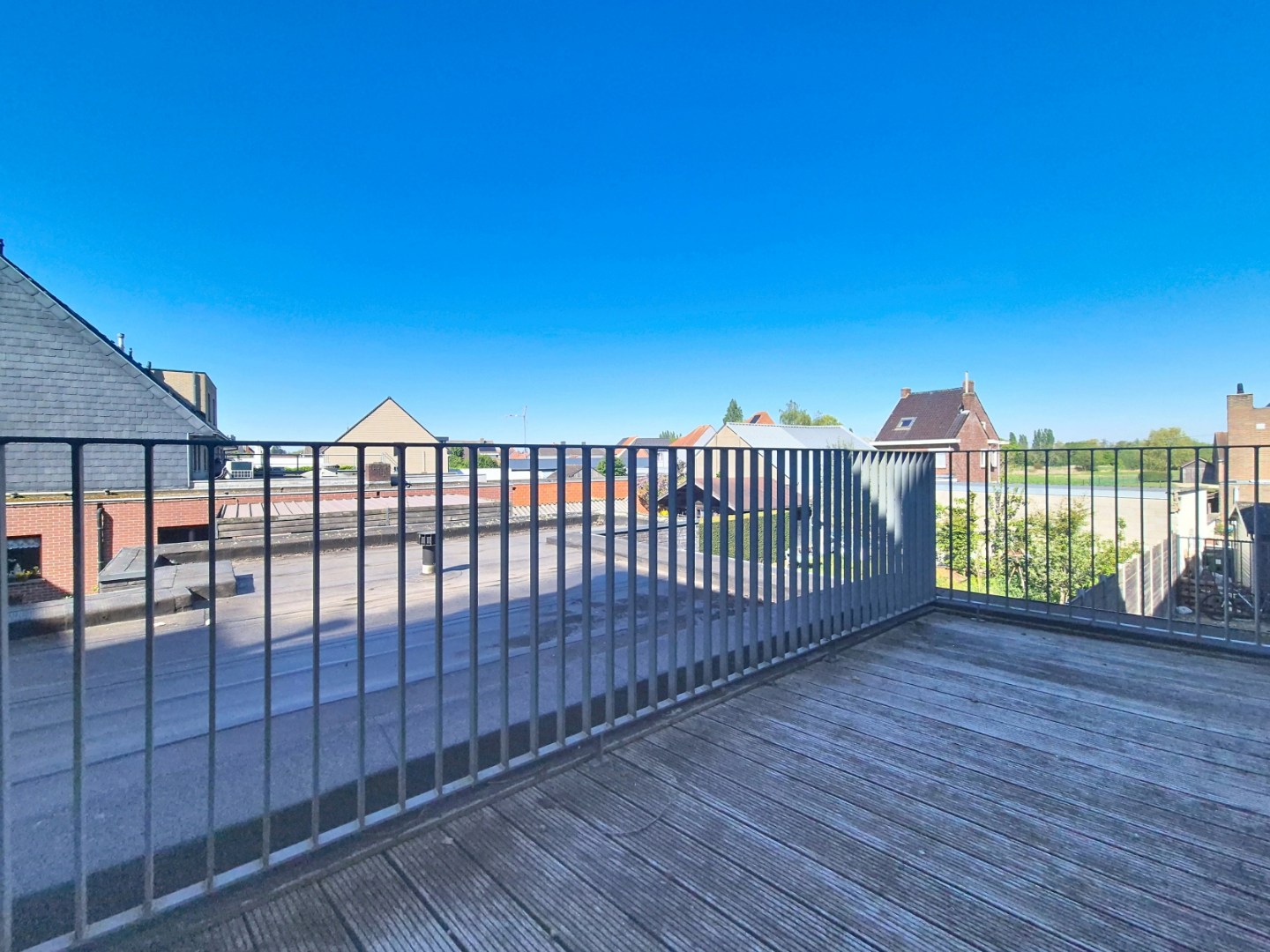Appartement met 2 slpks, 2 terrassen en autostandplaats 