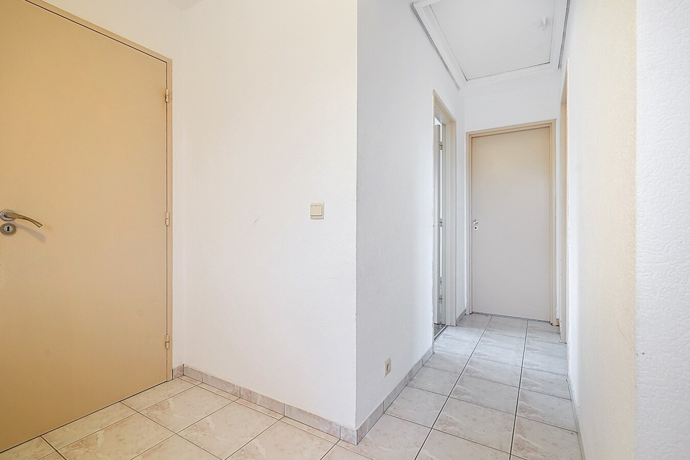 Woning met 3 (4) kamers, terras, tuintje, garage. 