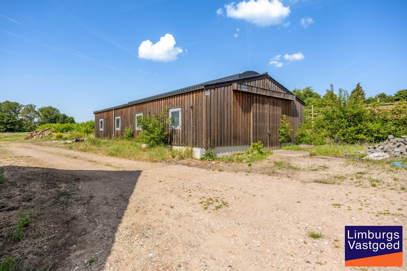 UNIEKE VIERKANTSHOEVE met paardenstallen op 7,34 hectare met vergunning voor zwembad en poolhouse 
