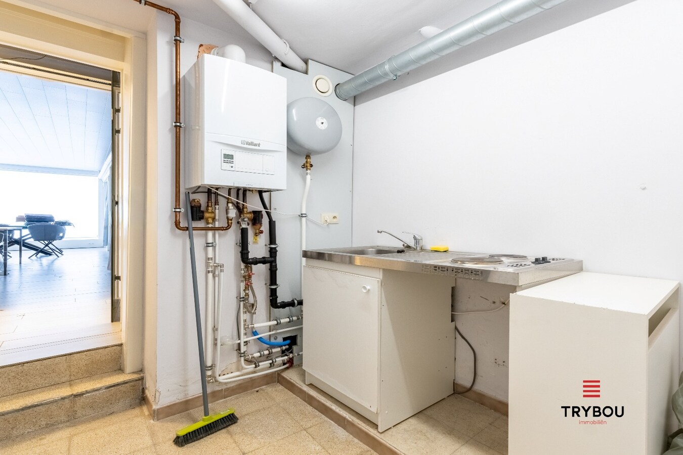Ruime en instapklare kantoorruimte in centrum Houthulst - extra mogelijkheid tot aankoop bovenstaand appartement! 