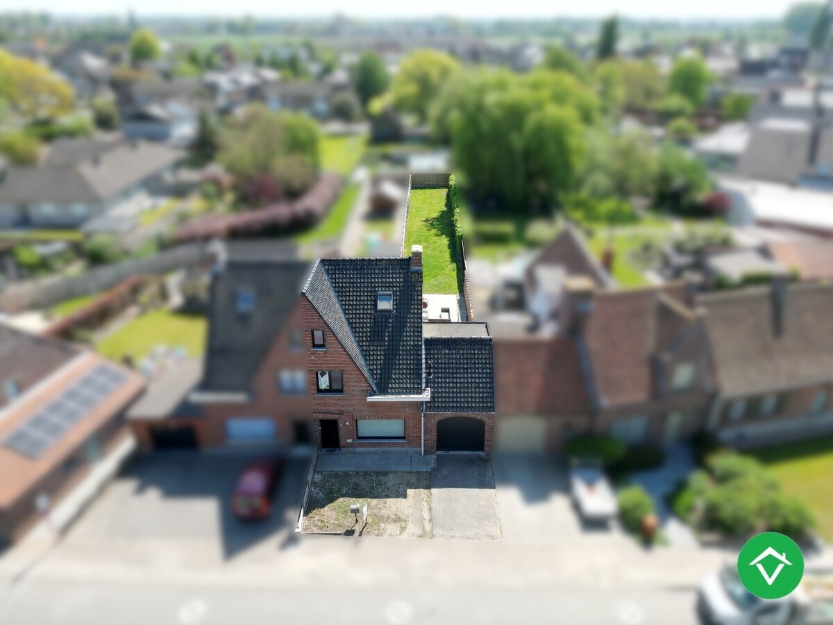 Charmante woning met twee slaapkamers, diepe tuin en ruime garage 