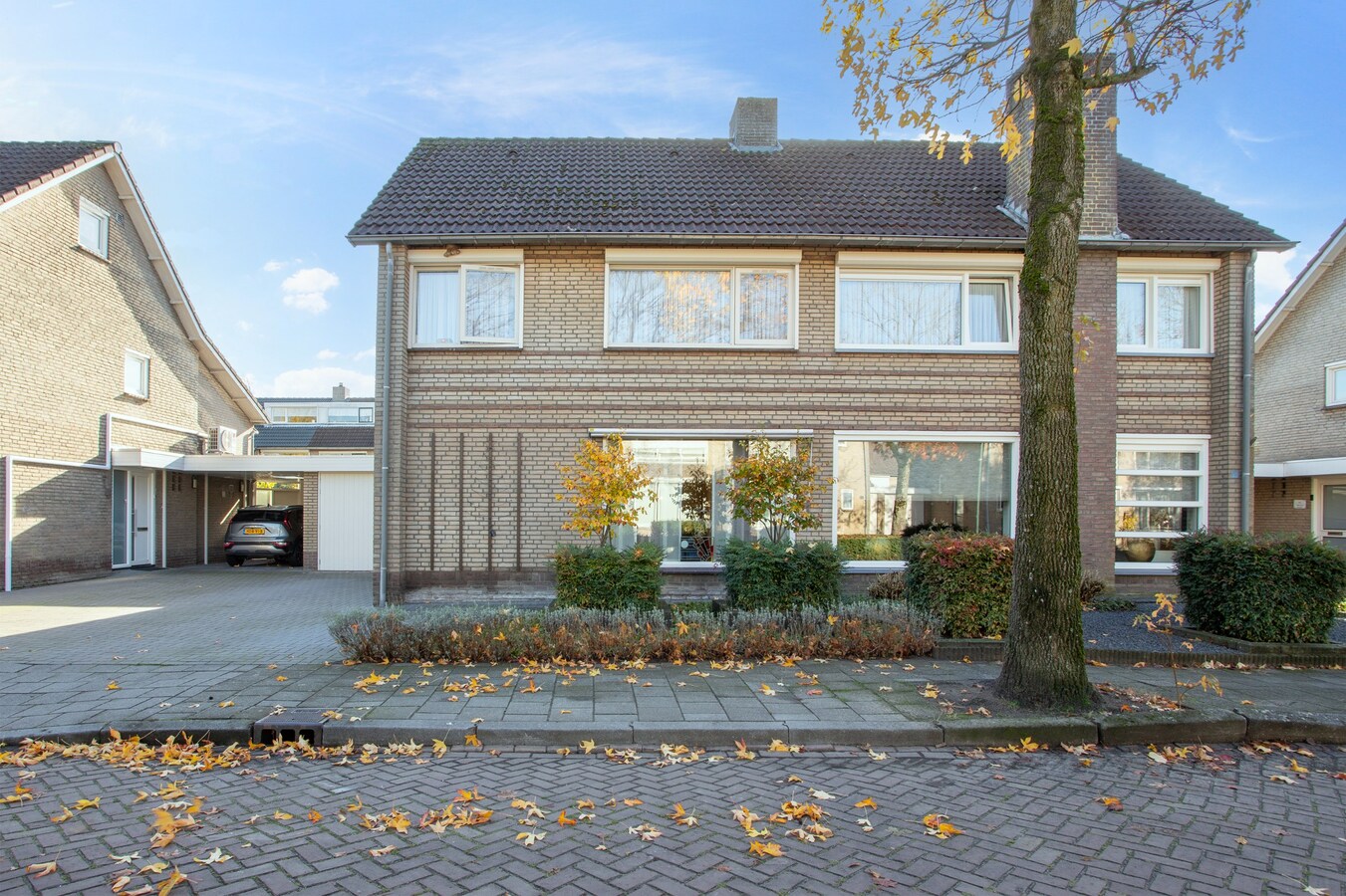 Ruime gezinswoning met royale garage en prachtige tuin 