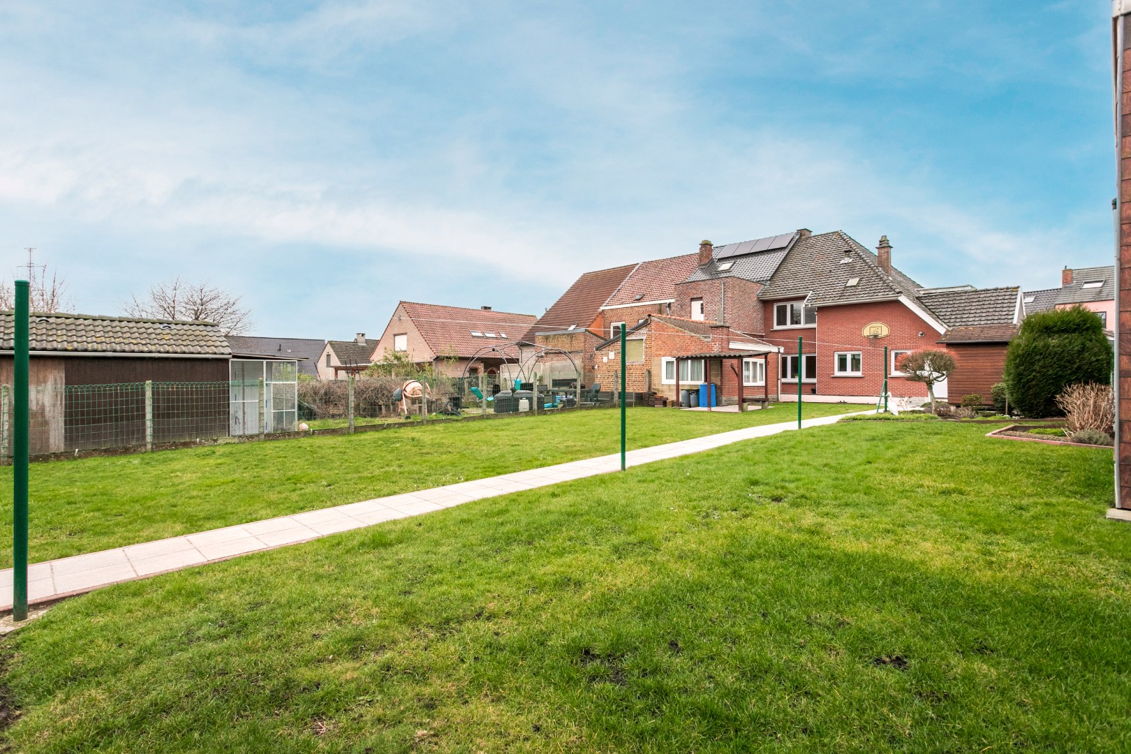 Woning  op 7a80, met 4 slpks, garage en ruime tuin 