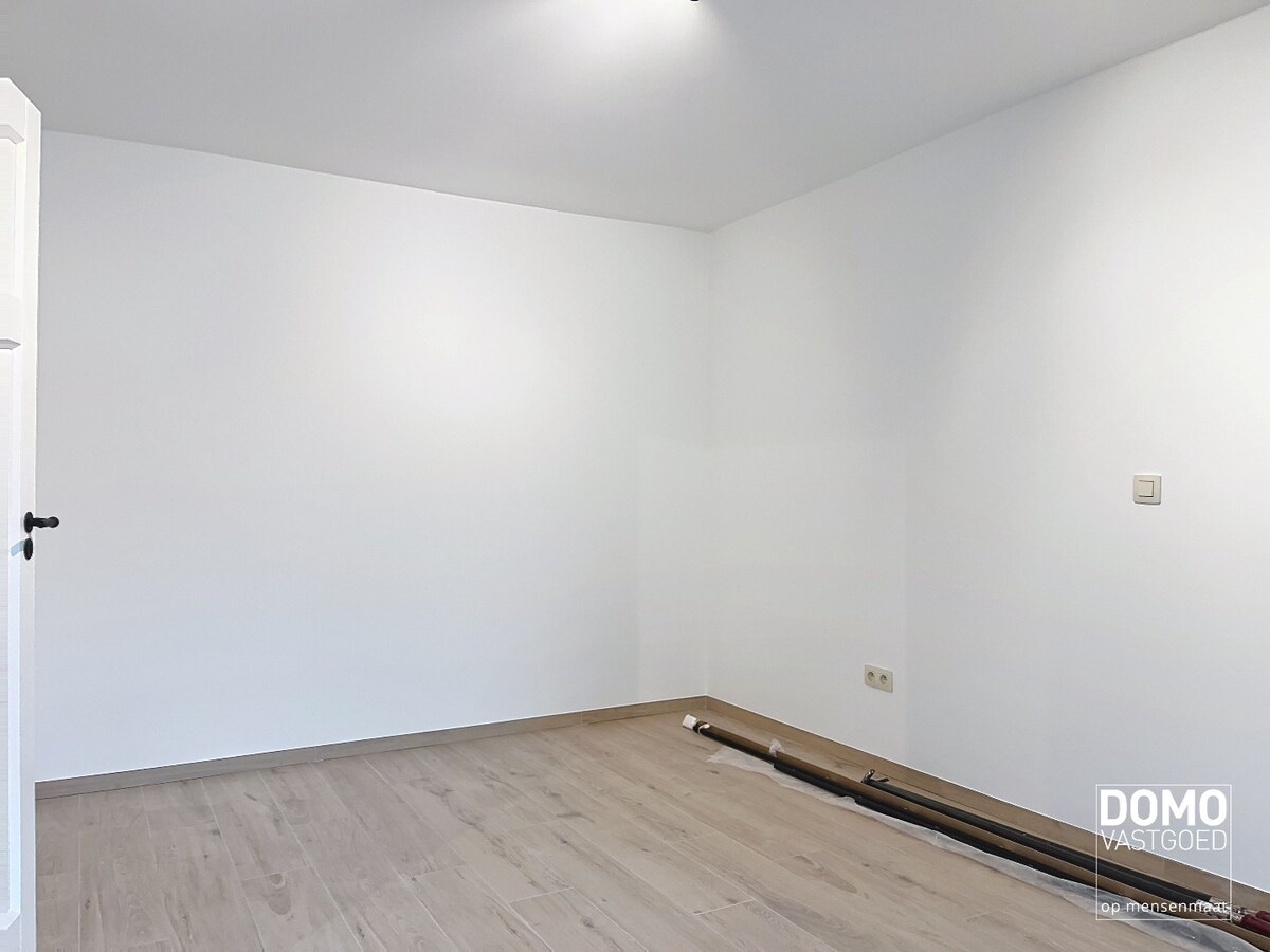 VOLLEDIG GERENOVEERDE WONING MET 3 SLAAPKAMERS EN ZUIDGERICHTE TUIN 