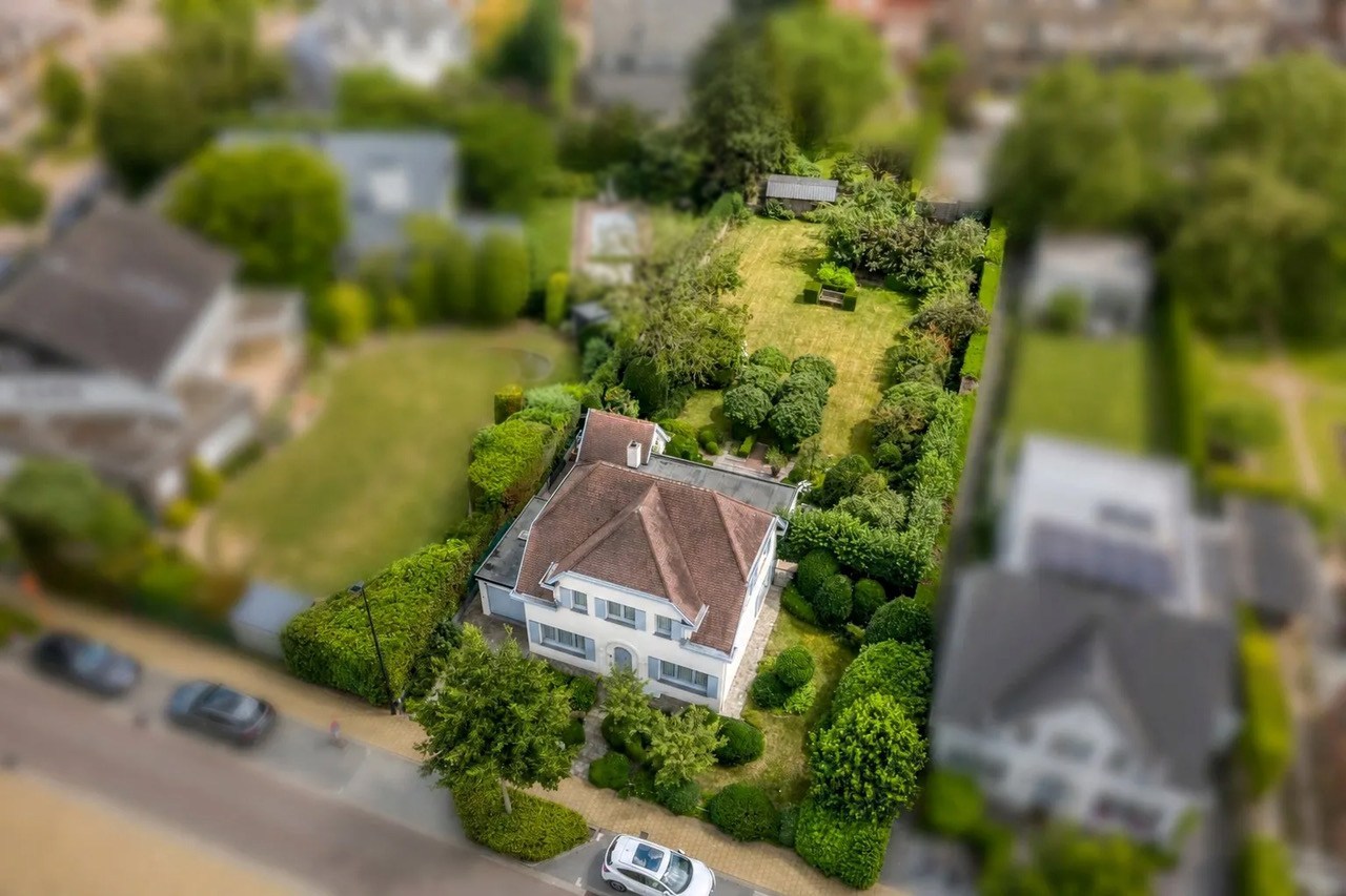 Statige woning met prachtige tuin op een unieke ligging in Geel-centrum 