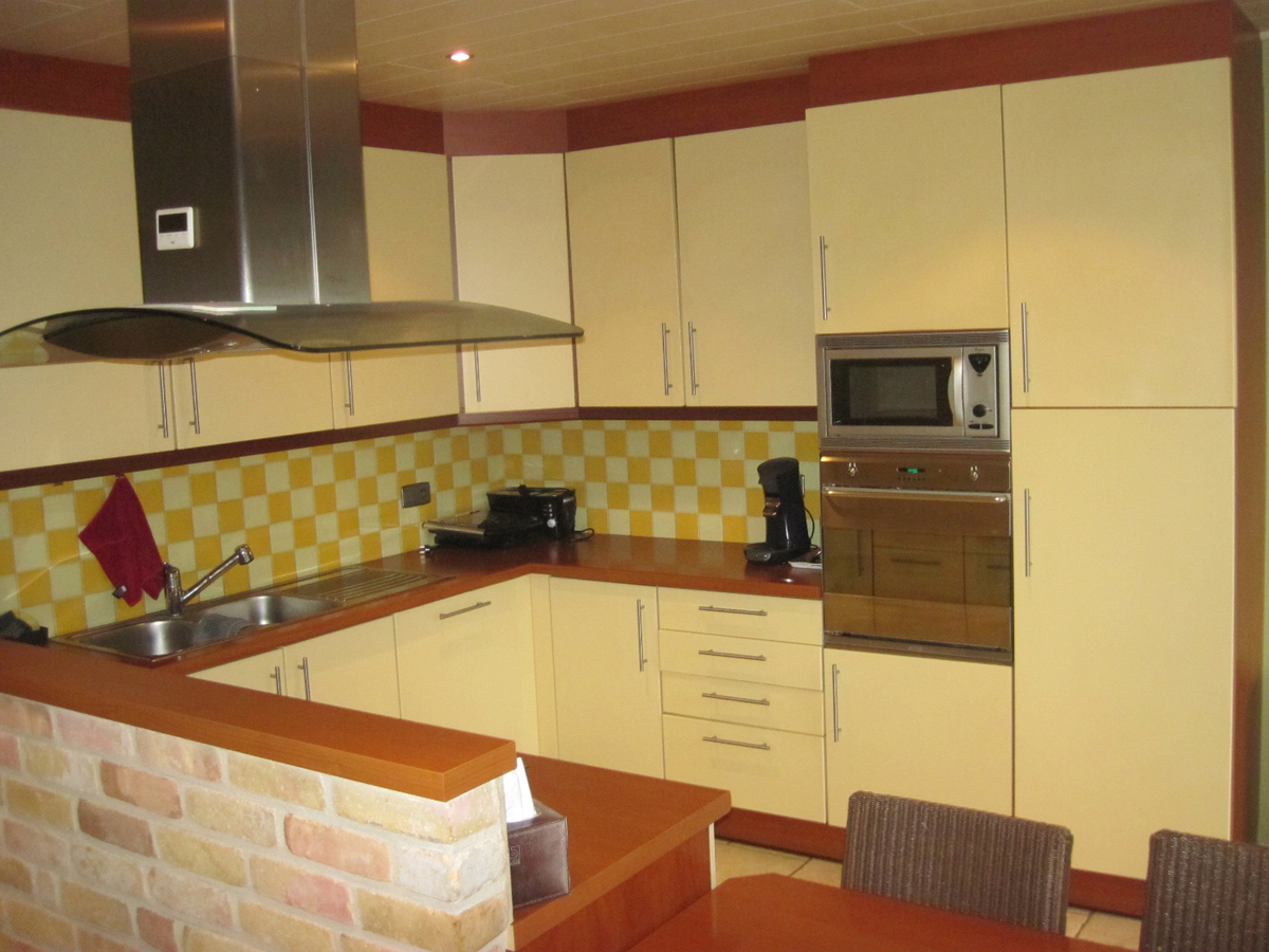 Eigentijdse villa met aangename tuin - rustig gelegen, én toch nabij N60 en E17. 