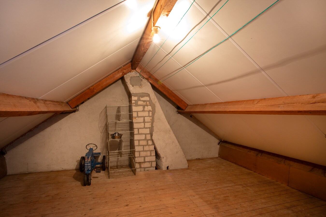 Uitgebouwde vrijstaande woning met berging gelegen op een perceel van 561 m2. 