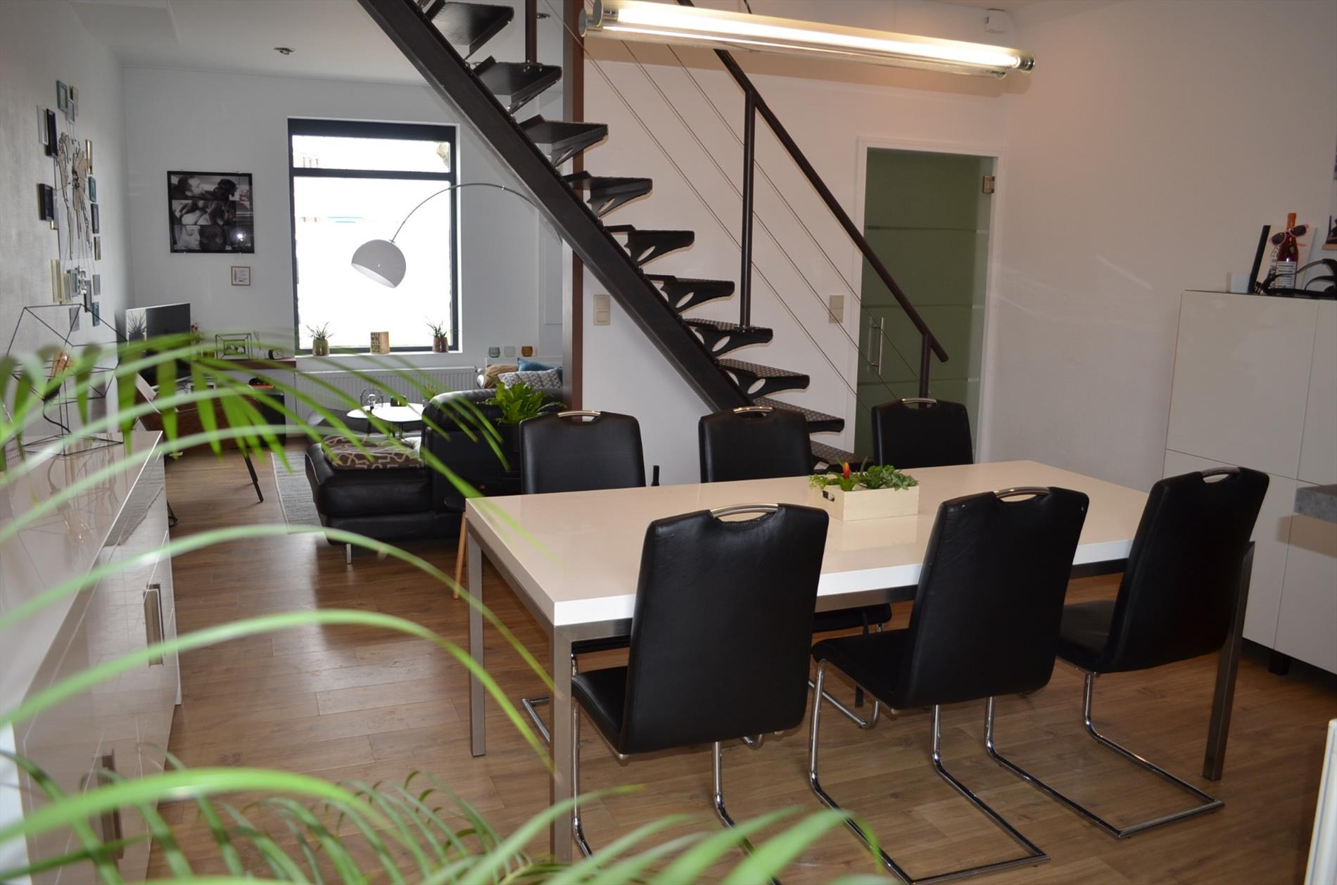 Knap gerenoveerde gezinswoning met  2 slpks (mogelijkheid 3), carport en tuin goed gelegen te Aalter 