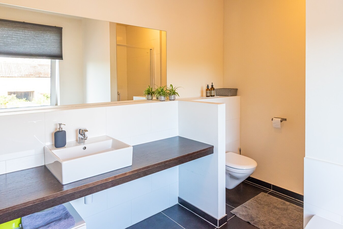 Tof ingerichte gezinwoning met privé-parking 