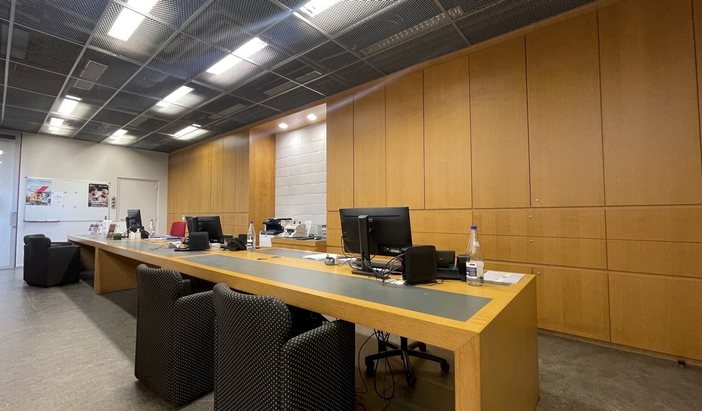 Handelspand te huur in het commercieel centrum van Schoten