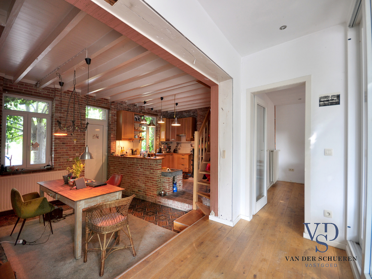 Idyllische woning met schuur. Uitzonderlijk gelegen. 