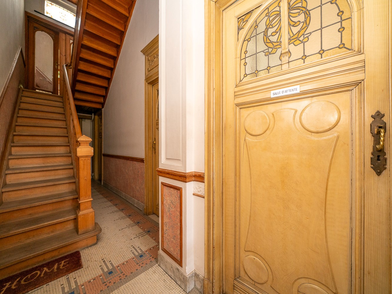 Knappe herenwoning met praktijkruimte en tuin 