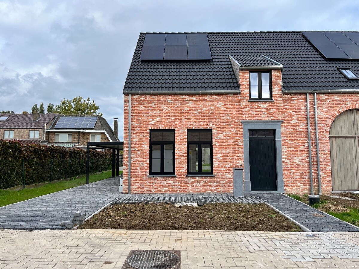 Instapklare nieuwbouwwoning met carport te Langemark 