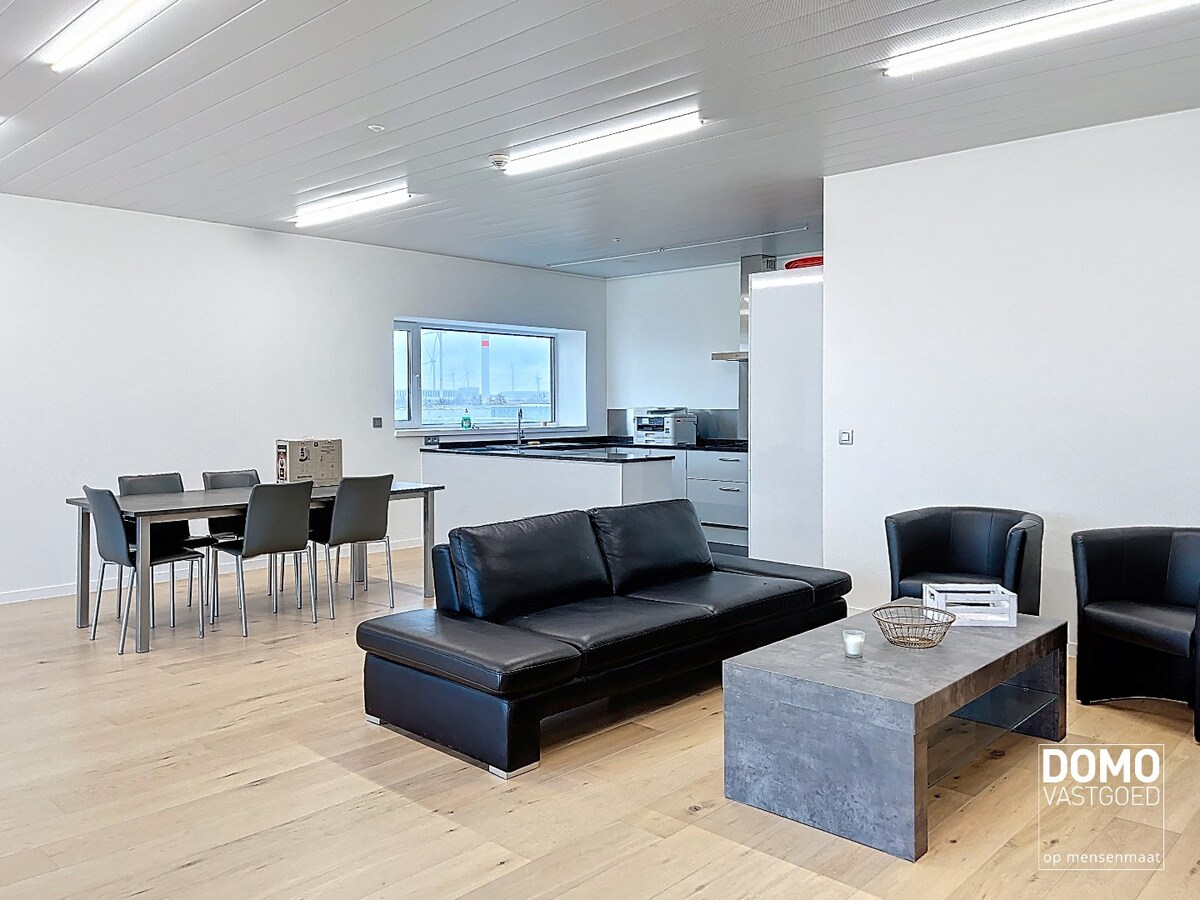 INNOVATIEVE RUIMTE MET LABO, LOGISTIEKE VOORZIENINGEN EN RESEARCH &amp; DEVELOPMENT IN EEN ECO-BEDRIJFSGEBOUW TE PAAL 