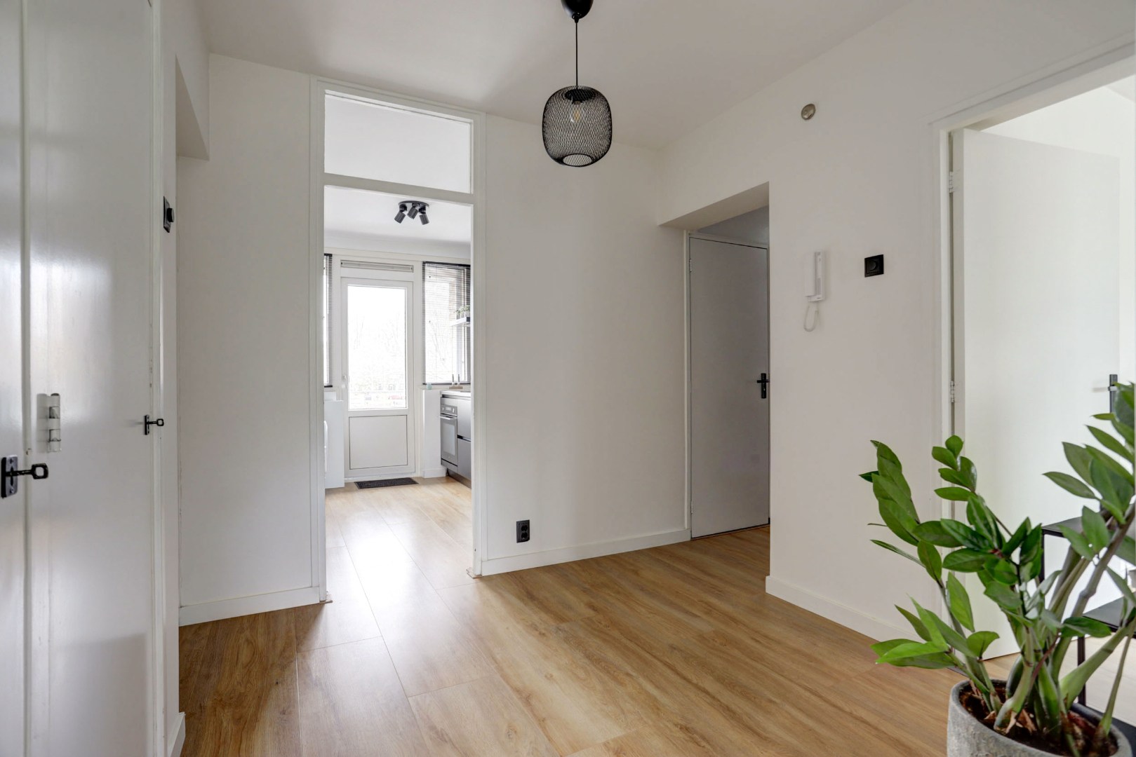 Zonder klussen te betrekken, instapklaar 3-(voorheen 4) kamer appartement met moderne keuken en badkamer, 2 balkons, berging in de onderbouw en gelegen op eigen grond! 