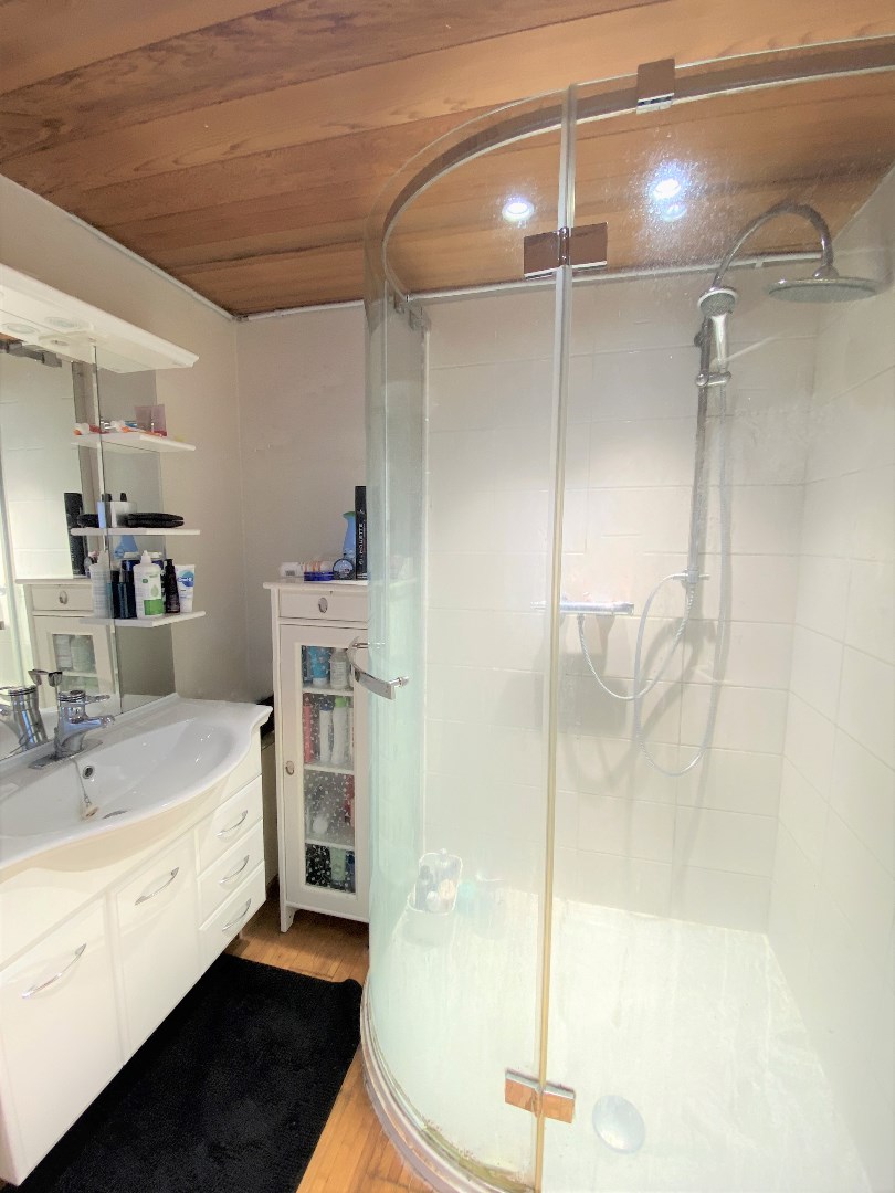 Up-to-date en bijzonder ruime gezinswoning met garage te Zwevegem 