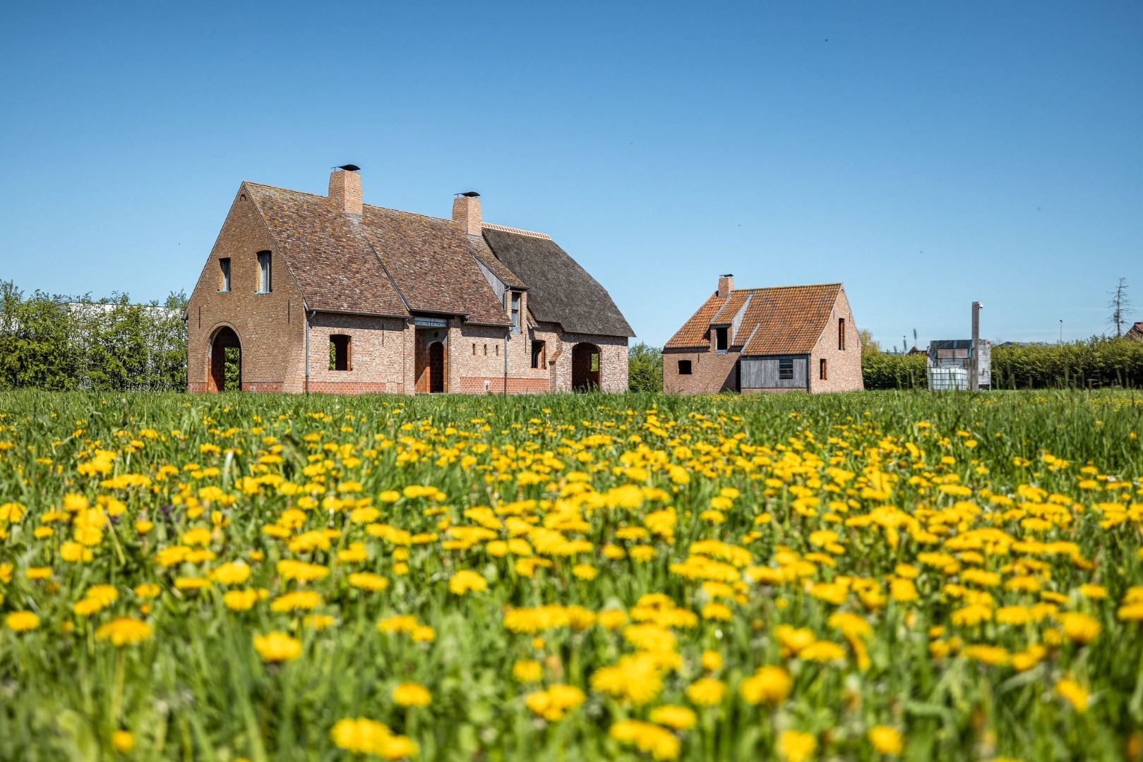 Landelijk gelegen ruwbouwhoeve met bijgebouwen 