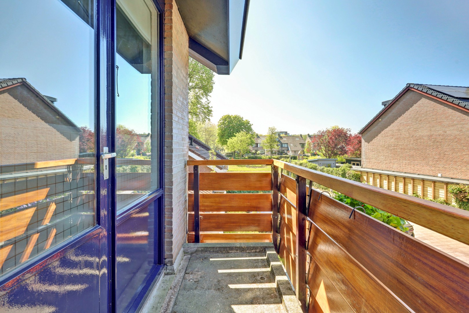 Goed onderhouden geschakelde  5-kamer woning, instapklaar, parkeerplaats, berging, zonnige tuin en gelegen in de zeer kindvriendelijke wijk Ommoord. 