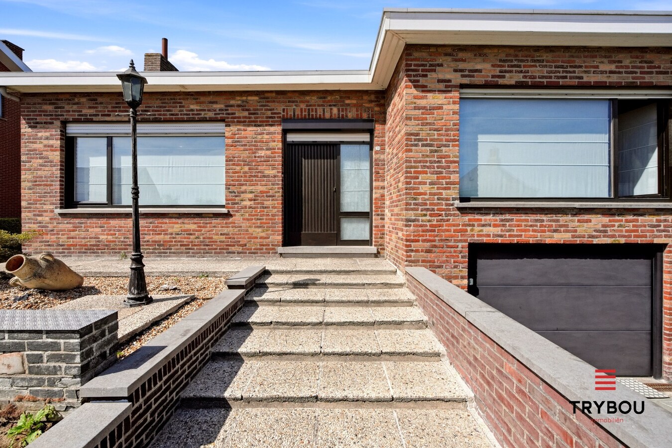 Alleenstaande woning op een ruim perceel met 3 slaapkamers en 2 garages! 