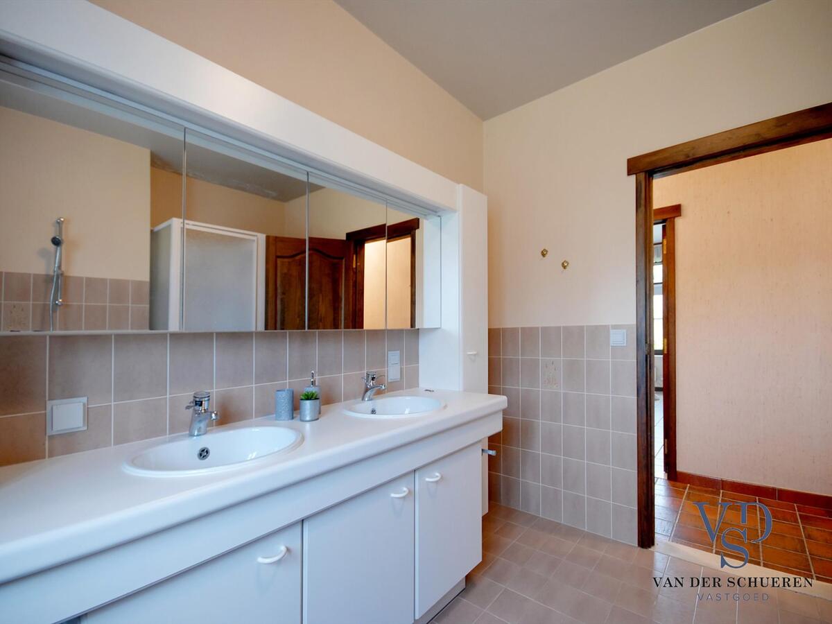 Degelijke villa op bijna 5000 m2 - exclusieve ligging nabij de Schelde in doodlopende straat ! 