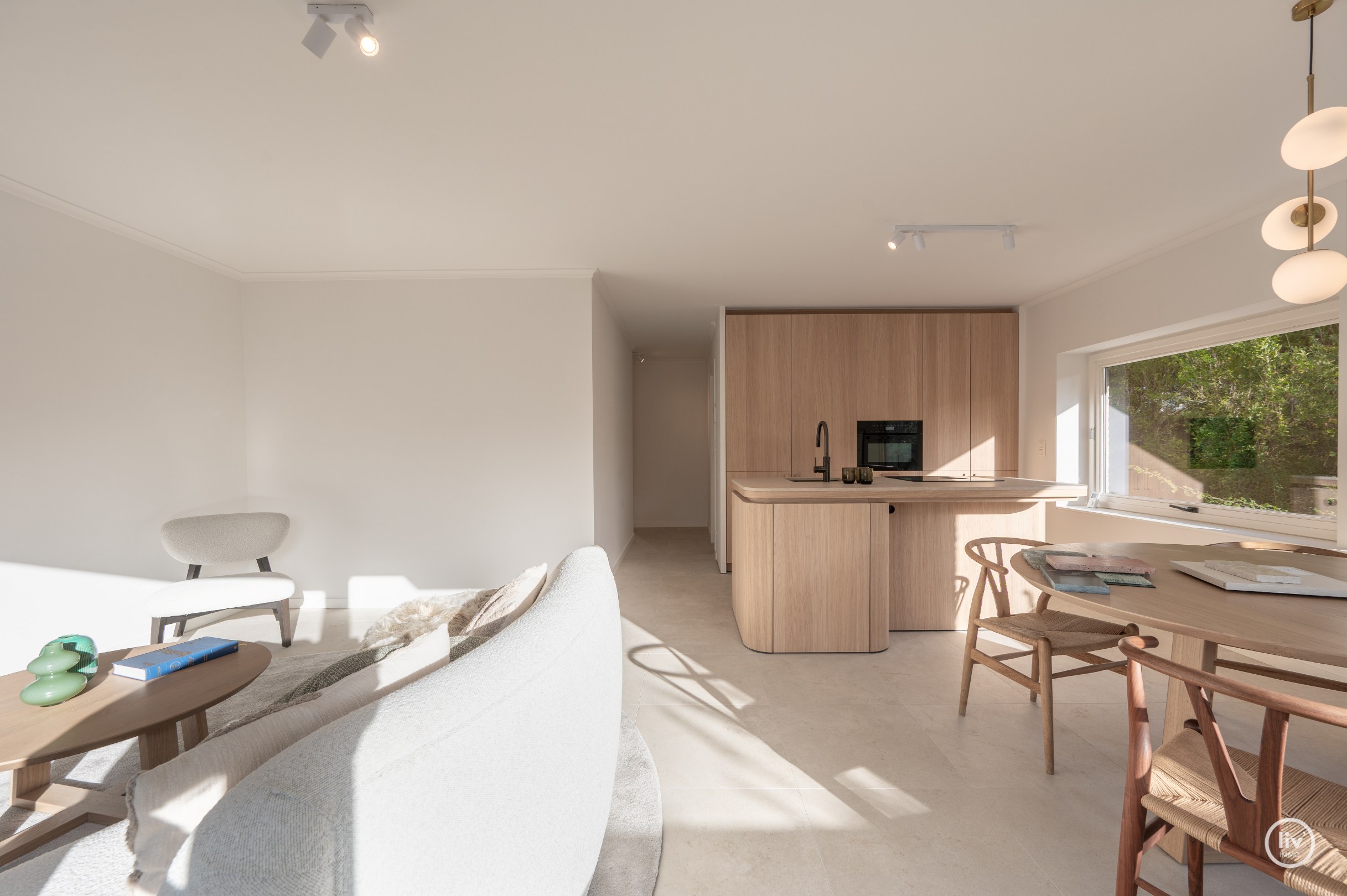 Cet appartement magnifiquement situé bénéficie d'une orientation sud et se trouve dans un environnement verdoyant et calme, directement attenant au parc Yzer. 