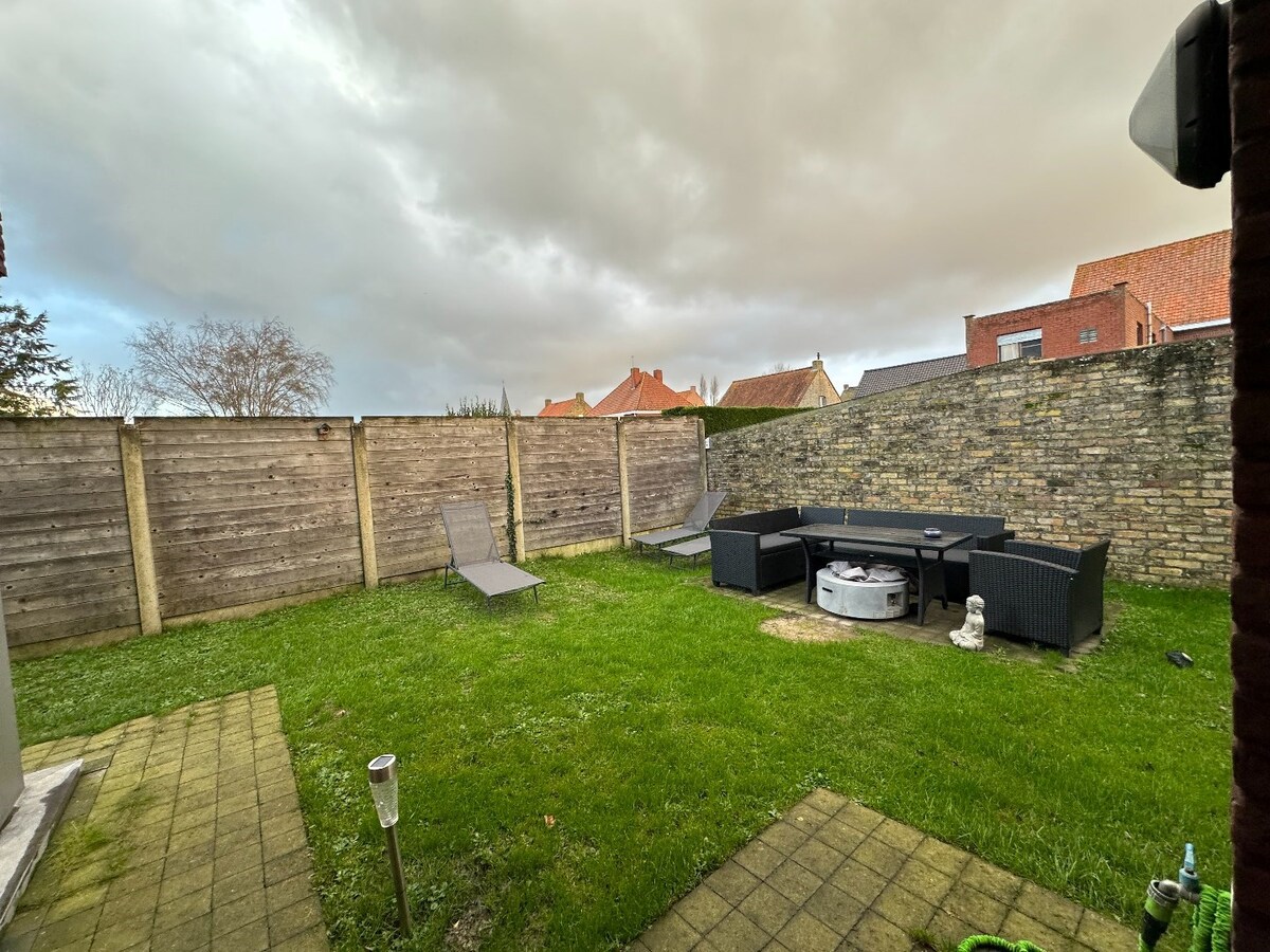 Ruime halfopen woning op het einde van doodlopende straat 